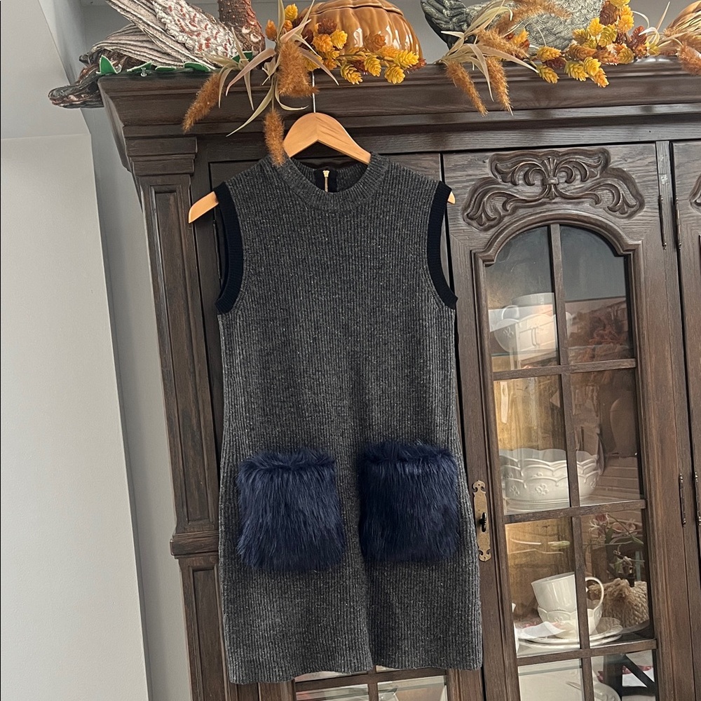 Sleeveless Gray Knit Dress with Navy Faux Fur Pockets